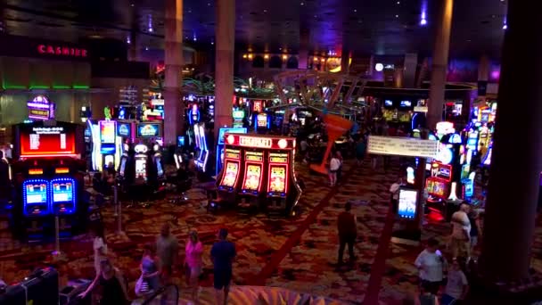 La gente está jugando a las máquinas tragamonedas en MGM casino — Vídeo de stock