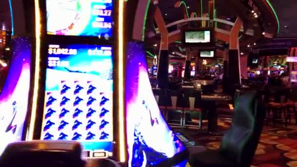 Les gens jouent aux machines à sous au casino MGM — Video