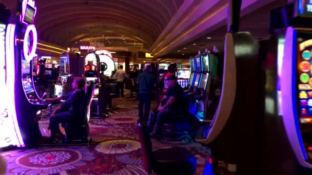 As pessoas estão jogando máquinas caça-níqueis no cassino MGM — Vídeo de Stock