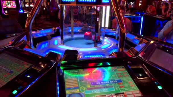 Personer spelar spelautomater på Mgm casino — Stockvideo