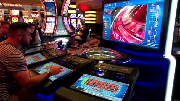 La gente está jugando a las máquinas tragamonedas en MGM casino — Vídeo de stock