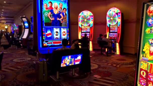 La gente está jugando a las máquinas tragamonedas en MGM casino — Vídeo de stock