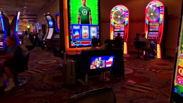 Orang-orang bermain mesin slot di kasino MGM — Stok Video