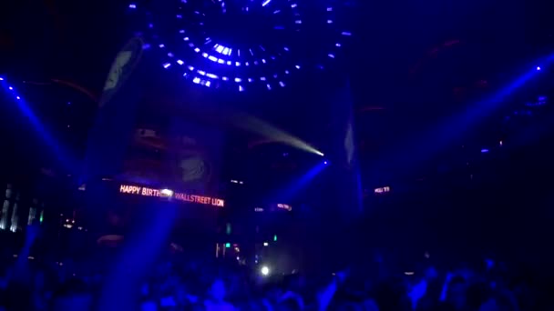 Menschen tanzen im Nachtclub Omnia — Stockvideo