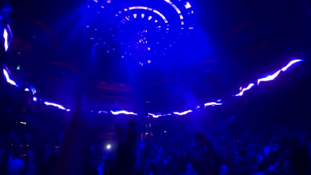 Mensen dansen in de nachtclub Omnia — Stockvideo