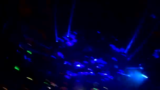 Mensen dansen in de nachtclub Omnia — Stockvideo