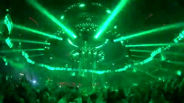 Pessoas dançando no clube noturno Omnia — Vídeo de Stock