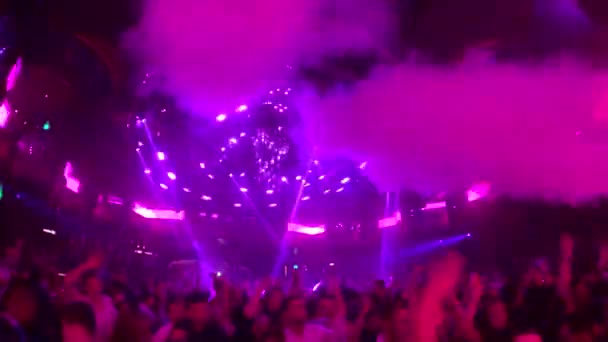 Gente bailando en el club nocturno Omnia — Vídeos de Stock
