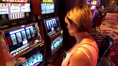 Slot machine Casino oynayan kadın