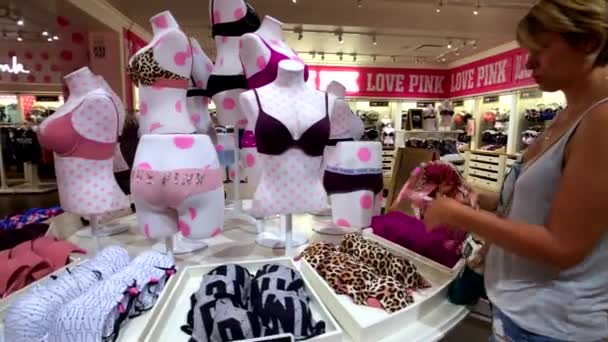 Käufer besuchen rosa Geschäft am Strip — Stockvideo