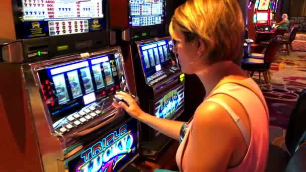 Las Vegas Usa September 2018 Woman Playing Slot Machine Casino — Stock Video