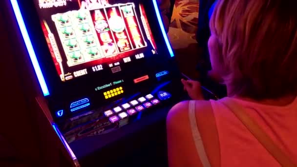 Mujer jugando máquina tragaperras en el casino — Vídeo de stock