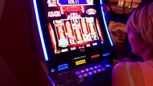 Donna che gioca a slot machine nel casinò — Video Stock