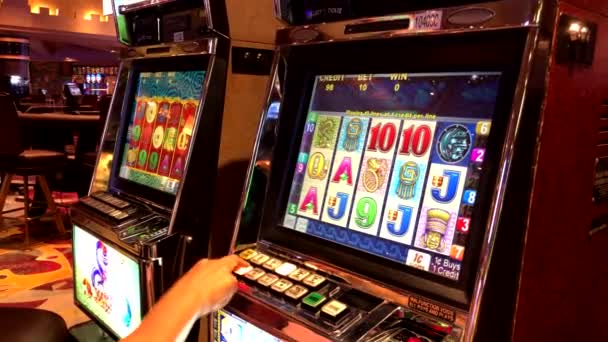 Woman playing slot machine in casino — Stock Video