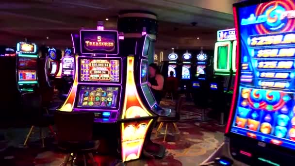 La gente está jugando a las máquinas tragamonedas en MGM casino — Vídeos de Stock