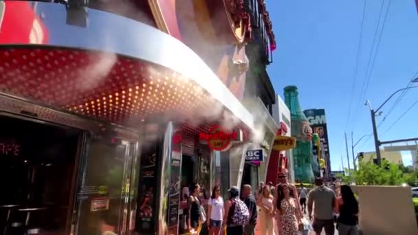 Turistas que visitam as vistas na hora do dia ensolarado — Vídeo de Stock