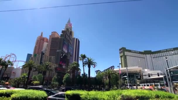 Turistas visitando los lugares de interés durante el día soleado — Vídeos de Stock