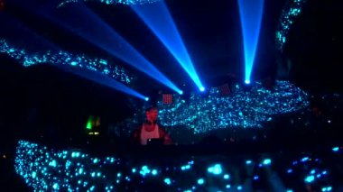 Omnia gece kulübünde dans insanlar