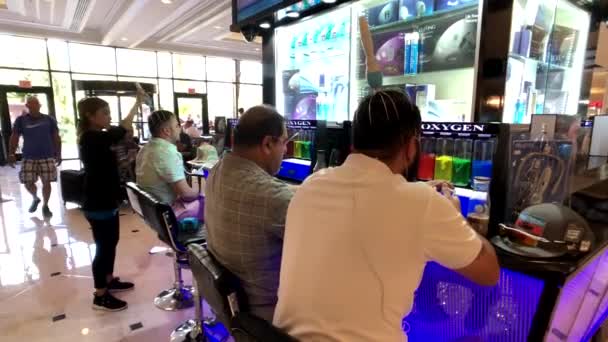 Turistler oksijen bar Casino katılmak — Stok video