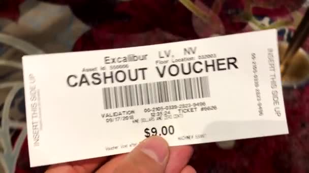 Man voert een cash voucher uit bij de casino Kassier — Stockvideo