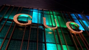 Geceleri Gucci logosu