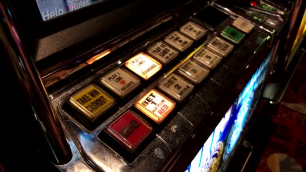 Mensen spelen slotmachines bij Mgm casino — Stockvideo