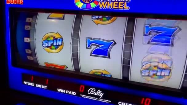 Leute spielen Spielautomaten im mgm casino — Stockvideo