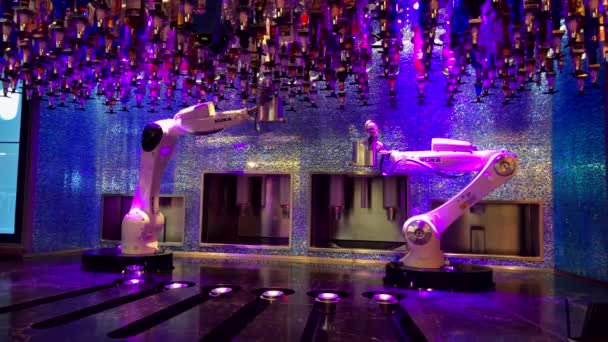 Robot mixy koktajle dla zwiedzających w zautomatyzowany bar — Wideo stockowe