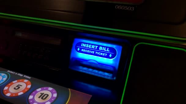 Insert bill macro slot machine — Stock Video