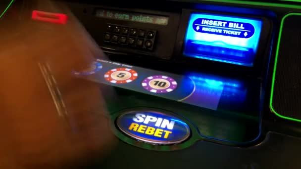 Kvinna spelar spelmaskin i casino — Stockvideo