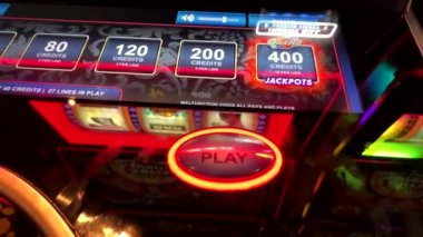 Slot machine Casino oynayan kadın