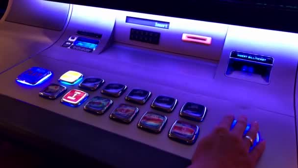 Kobieta gra na automatach w kasynie — Wideo stockowe