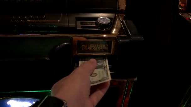 カジノのスロット マシンを再生女性 — ストック動画