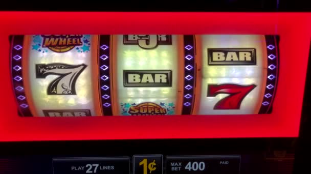 Folk spiller spilleautomater på MGM casino – Stock-video