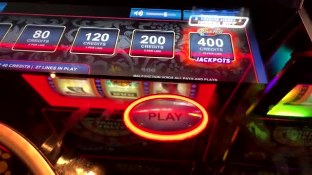 Femme jouant machine à sous dans le casino — Video