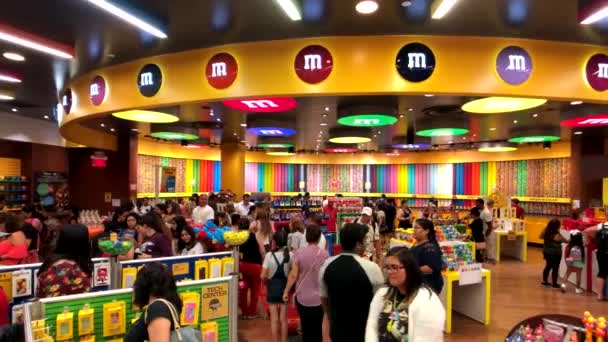 Les gens fréquentent M MS World Candy Store au Strip — Video