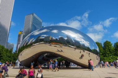 Kentin simgelerinden gelen turist heykel.