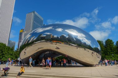 Kentin simgelerinden gelen turist heykel.