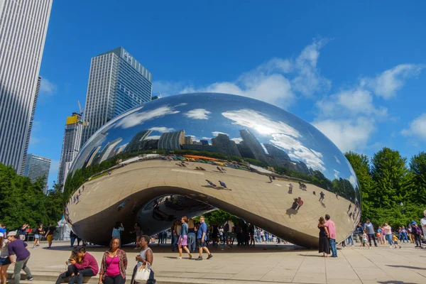 Kentin simgelerinden gelen turist heykel.