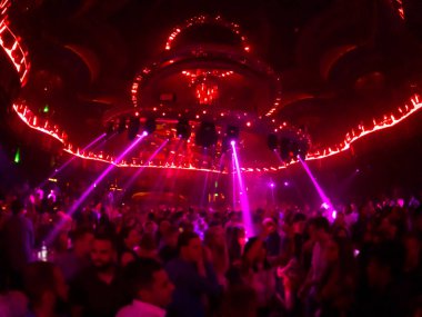 insanlar gece kulübünde dans ediyoruz.