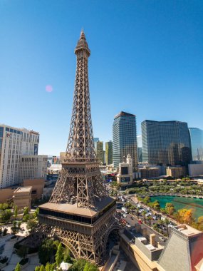 Eyfel Kulesi Paris casino havadan görünümden güneşli sabah otelde Ballys