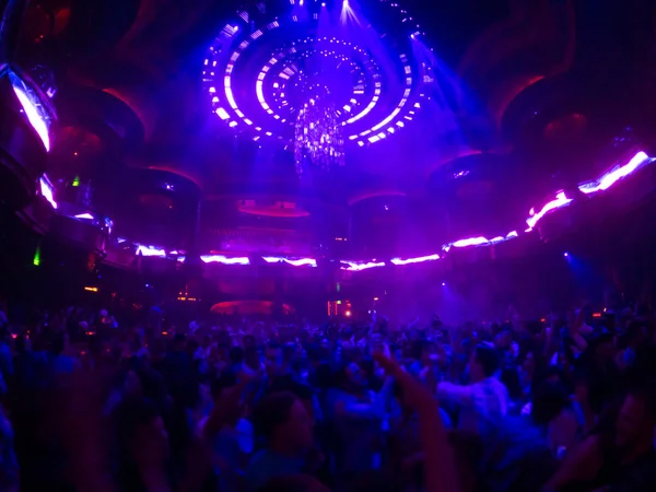 La gente está bailando en el club nocturno — Foto de Stock