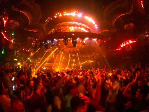 Ludzie tańczą w nocnym klubie — Zdjęcie stockowe