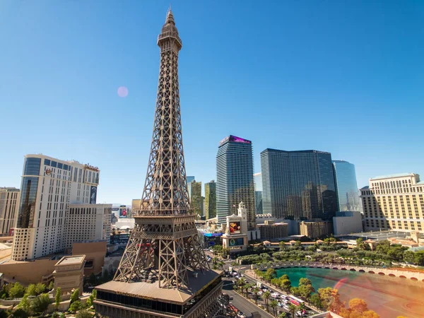 Torre Eiffel en el casino de París vista aérea desde el hotel Ballys en la mañana soleada —  Fotos de Stock