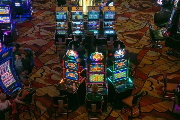 La gente está jugando a las máquinas tragamonedas en MGM casino — Foto de Stock