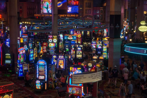 La gente está jugando a las máquinas tragamonedas en MGM casino — Foto de Stock