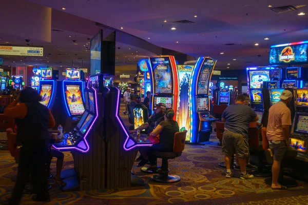 La gente está jugando a las máquinas tragamonedas en MGM casino — Foto de Stock