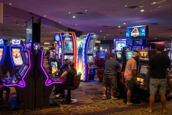 La gente está jugando a las máquinas tragamonedas en MGM casino — Foto de Stock