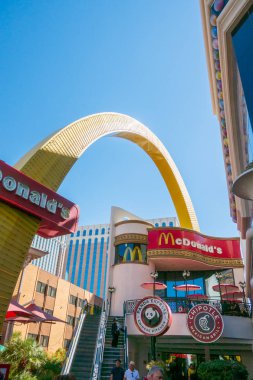 Güneşli bir gün zaman turistik yerleri ziyaret turistler