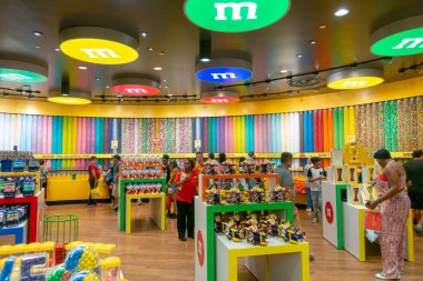 M Ms dünya şeker dükkanı soymak, insanlar katılmak